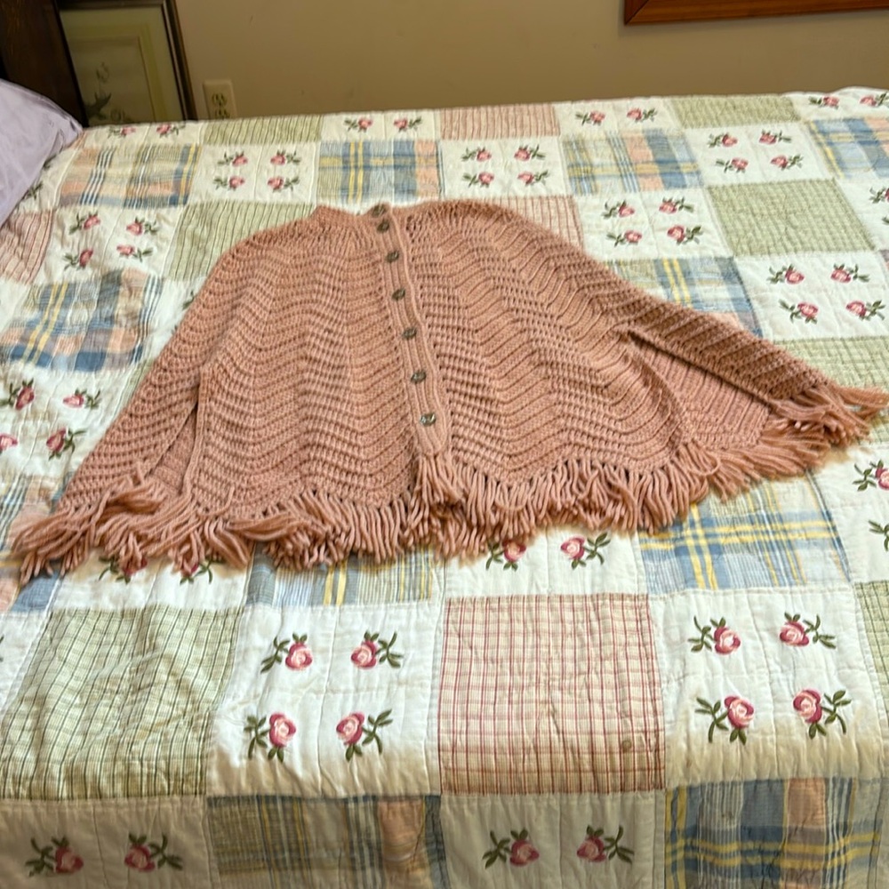 Vintage 50s/60s pale pink 7 front pearlized button hand made crocheted cape